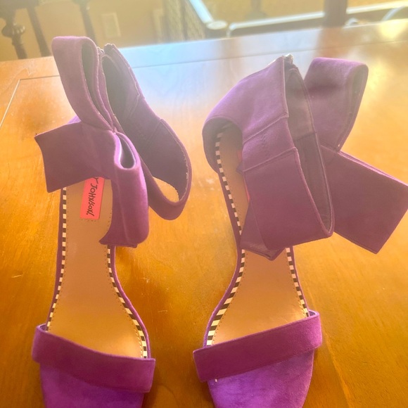 Betsy Johnson Women’s Friskyy Suede Bow Heels Pumps Purple Size 9.5 - Picture 2 of 8